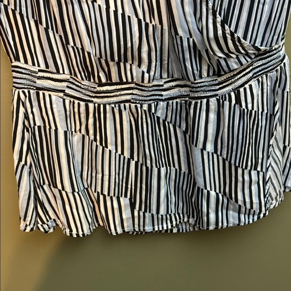 Banana Republic Black and White Patterned Pretend Wrap Blouse - Picture 6 of 13